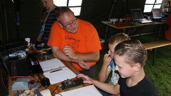 Ook Henk kan goed les geven in Morse seinen.